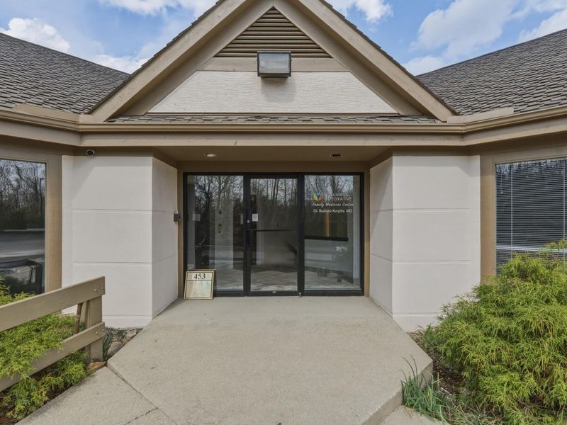 453 Waterbury Court , Columbus, OH 43230 Photo 2