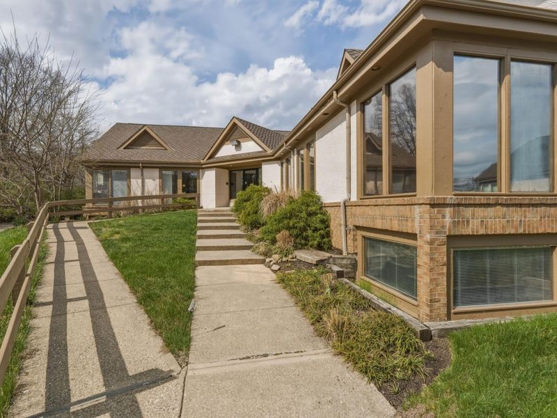 453 Waterbury Court , Columbus, OH 43230 Photo 3