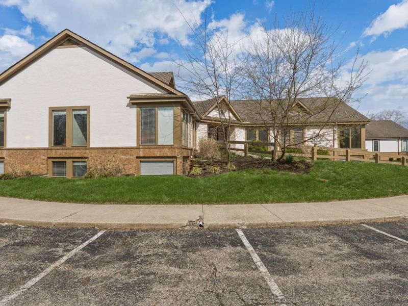 453 Waterbury Court , Columbus, OH 43230 Photo 4