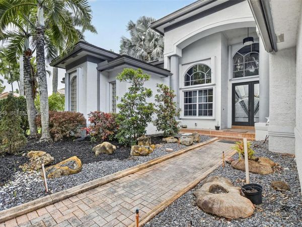 10161 N Lake Vista Cir, Davie, FL 33328