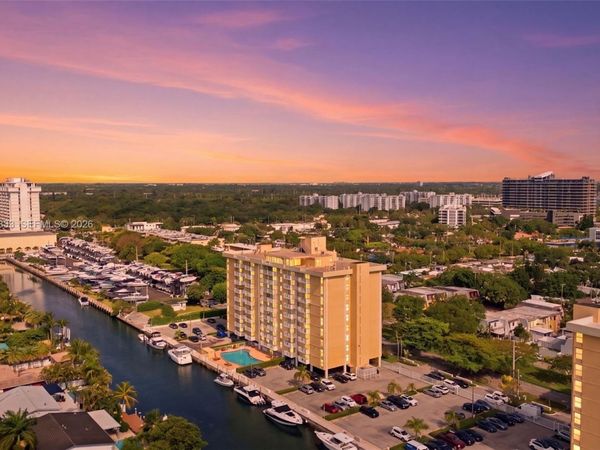 2000 NE 135th St, Unit PH, North Miami, FL 33181