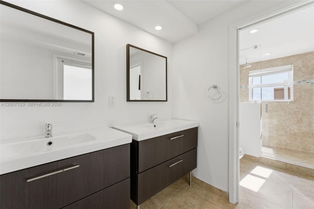 2000 NE 135th St, Unit PH, North Miami, FL 33181 Photo