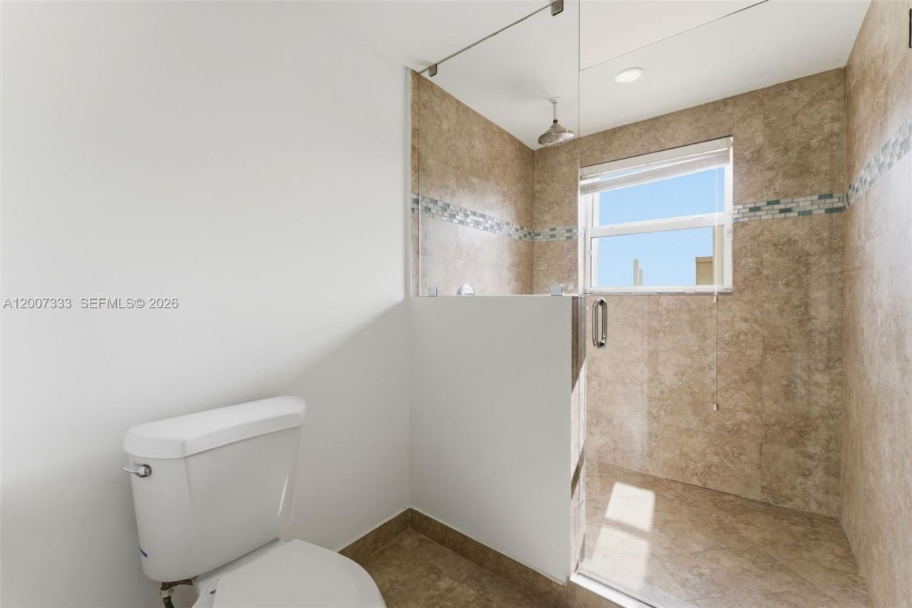 2000 NE 135th St, Unit PH, North Miami, FL 33181 Photo