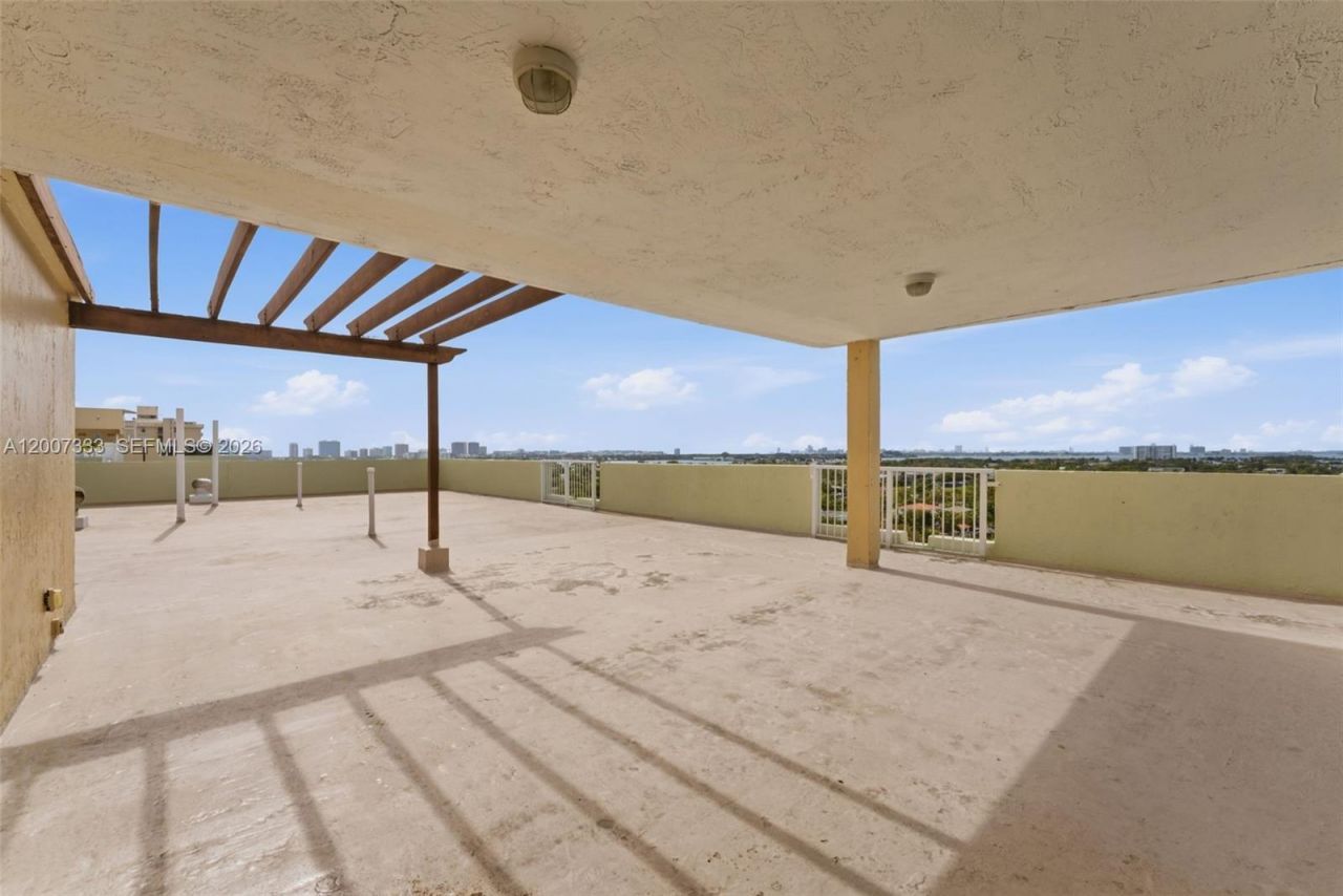 2000 NE 135th St, Unit PH, North Miami, FL 33181 Photo