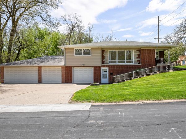 2400 27th Street , Rock Island, IL 61201