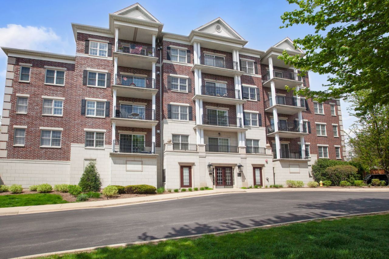 446 Mcdaniels Circle, Unit 304, Clarendon Hills, IL 60514 Main Photo