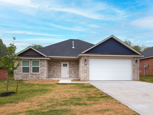 208 E Abbot Lane, Mustang, OK 73064