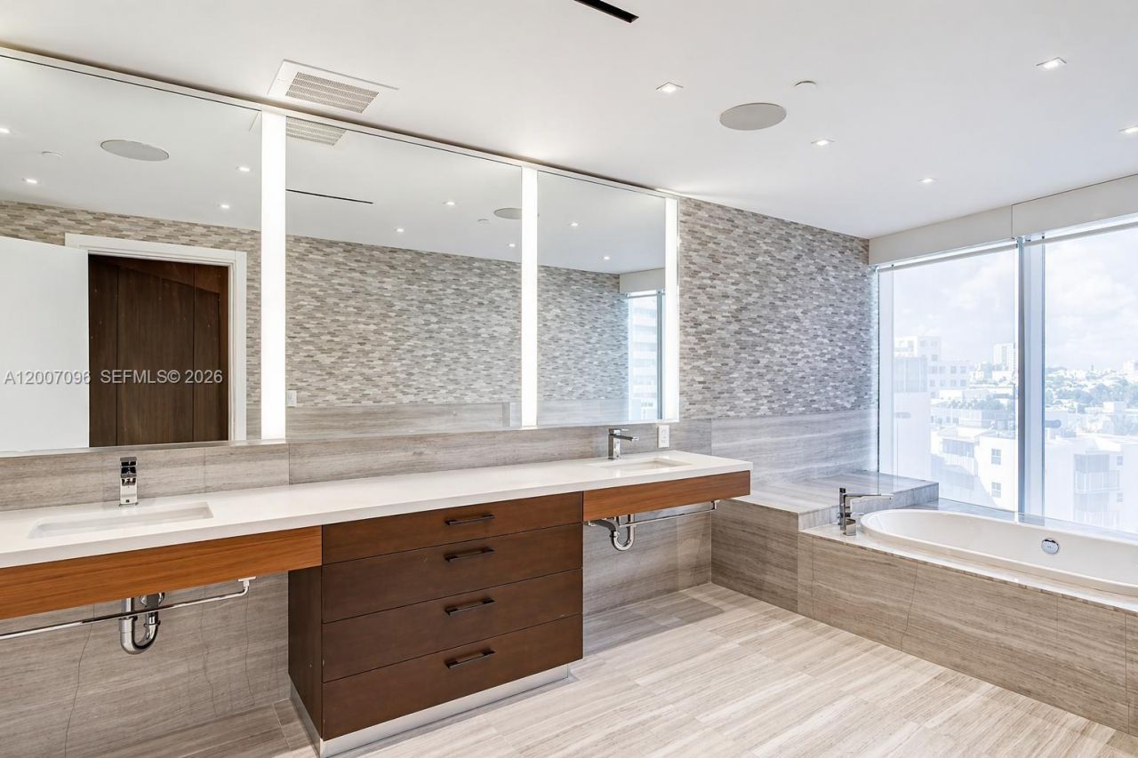 1 Collins Ave , Unit 606, Miami Beach, FL 33139 Photo