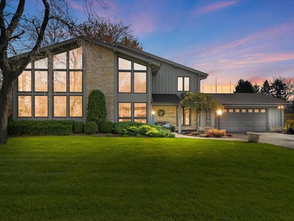 8570 W Hawthorne LANE, Franklin, WI 53132