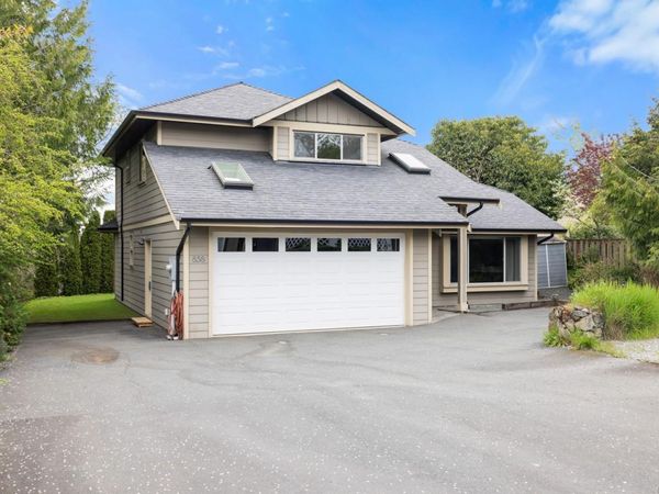 858 Selkirk Ave, Esquimalt, BC V9A 2T8