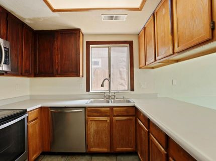 1204 Dezzani Ln, Modesto, CA 95358 Photo