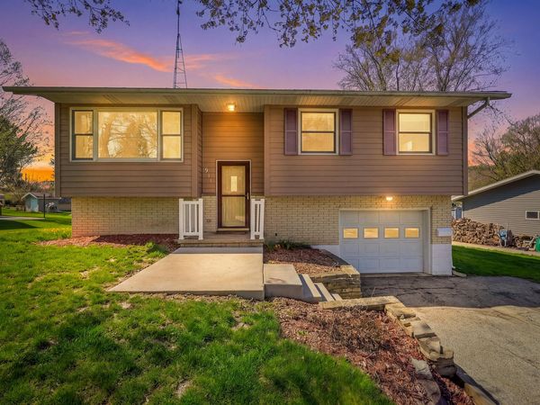 911 Mayer Ln, Mayville, WI 53050