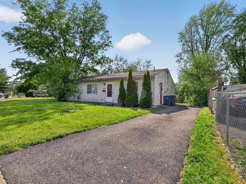 3041 Bluefield Drive , Columbus, OH 43207 Photo 2