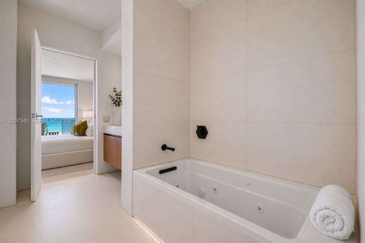 6365 Collins Ave , Unit 3904, Miami Beach, FL 33141 Photo