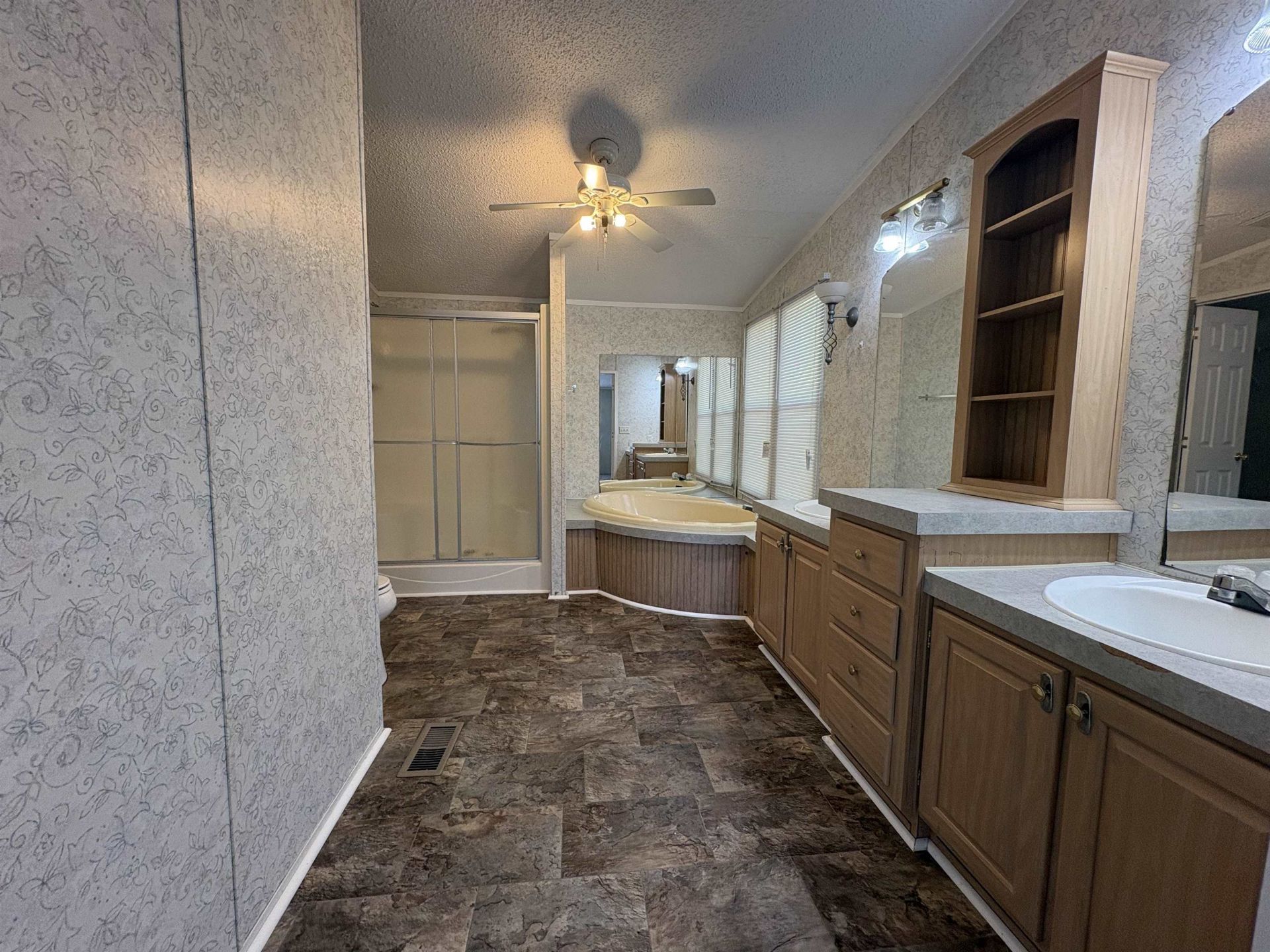 1219 Midvale Dr. Photo 6