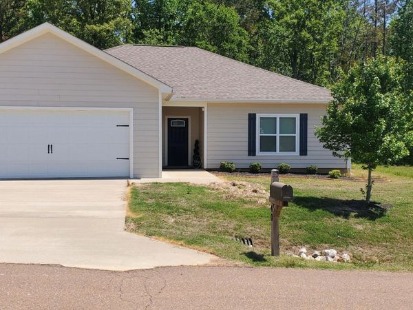 40 Thaxton Hills Dr., Thaxton, MS 38871