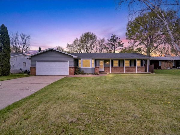 210 Chanticleer Trail, Lansing, MI 48917