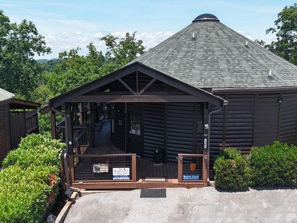 1086 Towering Oaks Drive, Sevierville, TN 37876