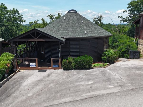 1086 Towering Oaks Drive, Sevierville, TN 37876