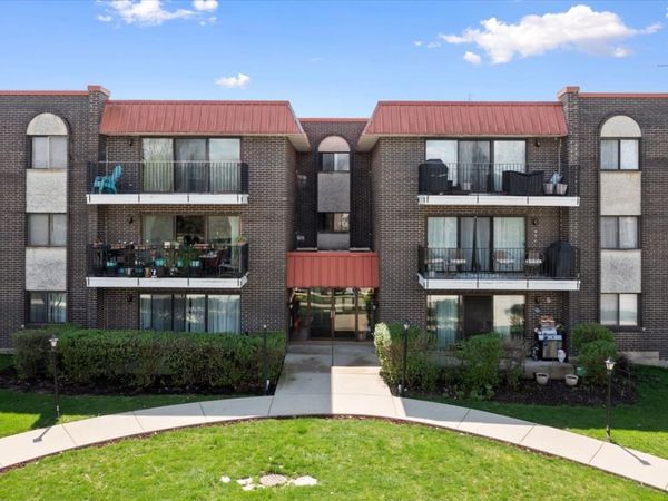 1255 W Prospect Avenue, Unit 109, Mount Prospect, IL 60056