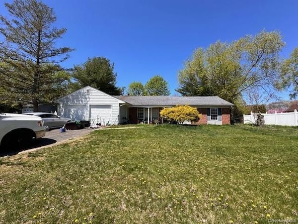 5 Orleans Green , Coram, NY 11727