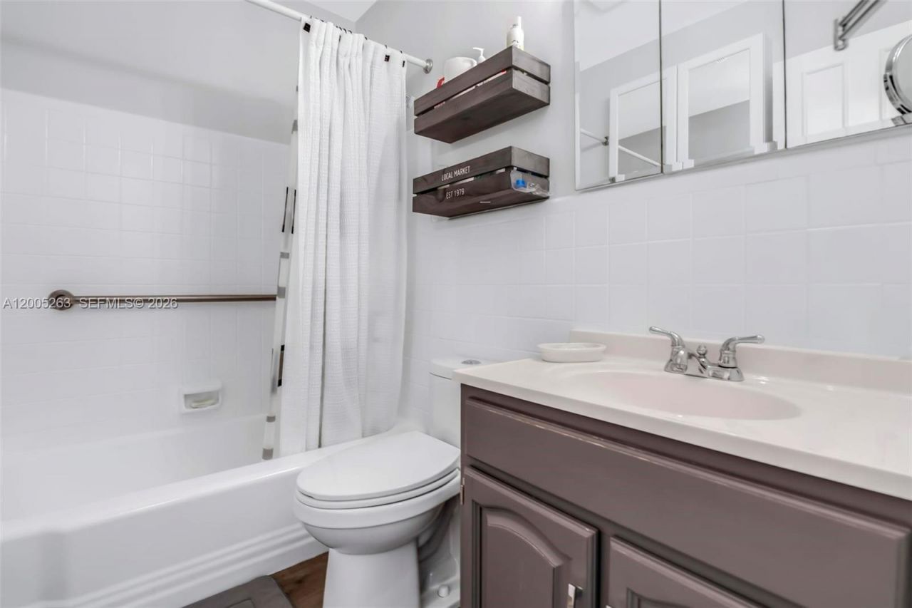 901 SW 11th Ave , Unit 17H, Hallandale Beach, FL 33009 Photo