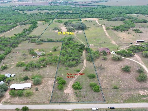 8933 County Road 401, Floresville, TX 78114