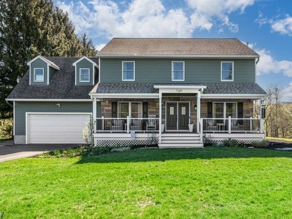 8 East Gate Dr, Vernon, NJ 07418
