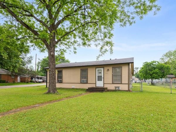 909 S Carlton Street, Ennis, TX 75119