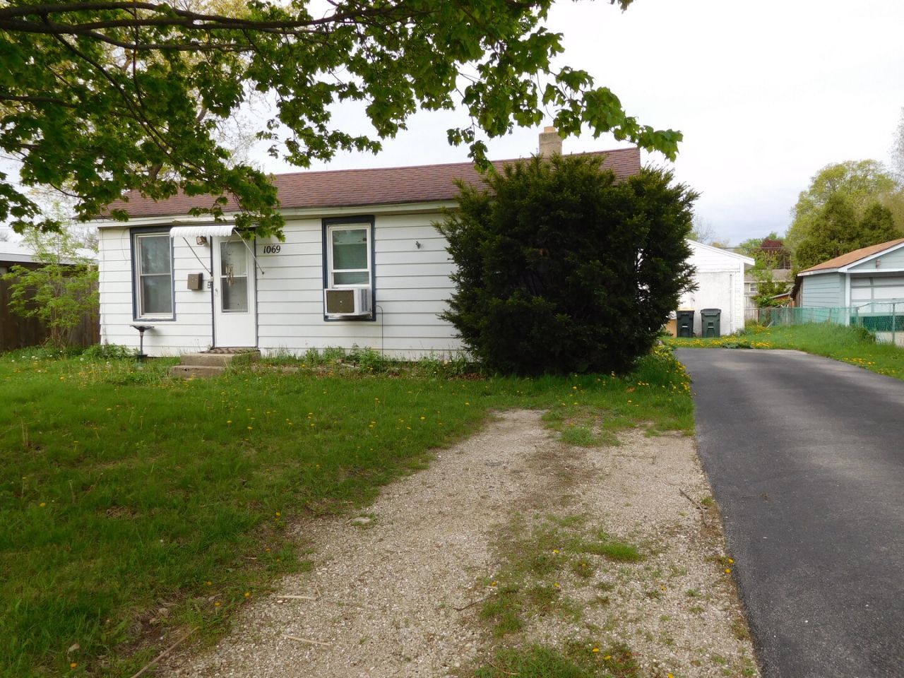 1069 Douglas Avenue, Aurora, IL 60505 Main Photo