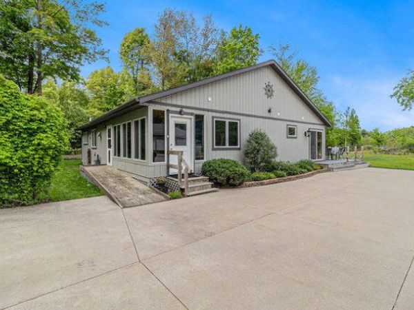 6976 S 80th Avenue, Rothbury, MI 49452