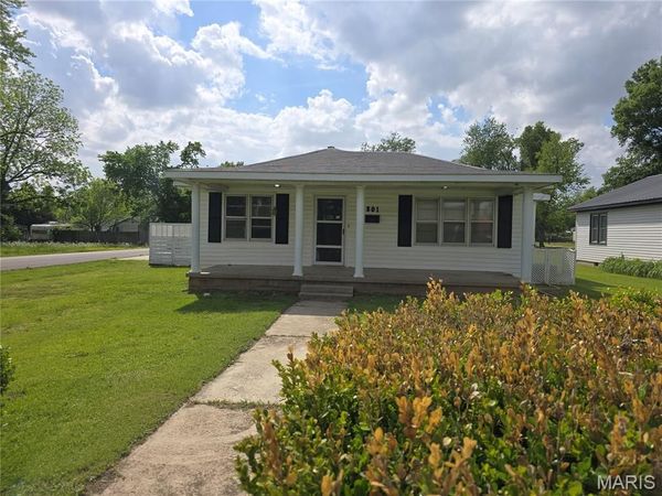 801 N Poplar Street , Dexter, MO 63841