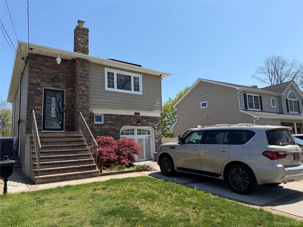 1261 Peapond Road , Bellmore, NY 11710