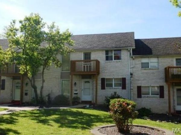 5784 Westphalia Lane , St Louis, MO 63129