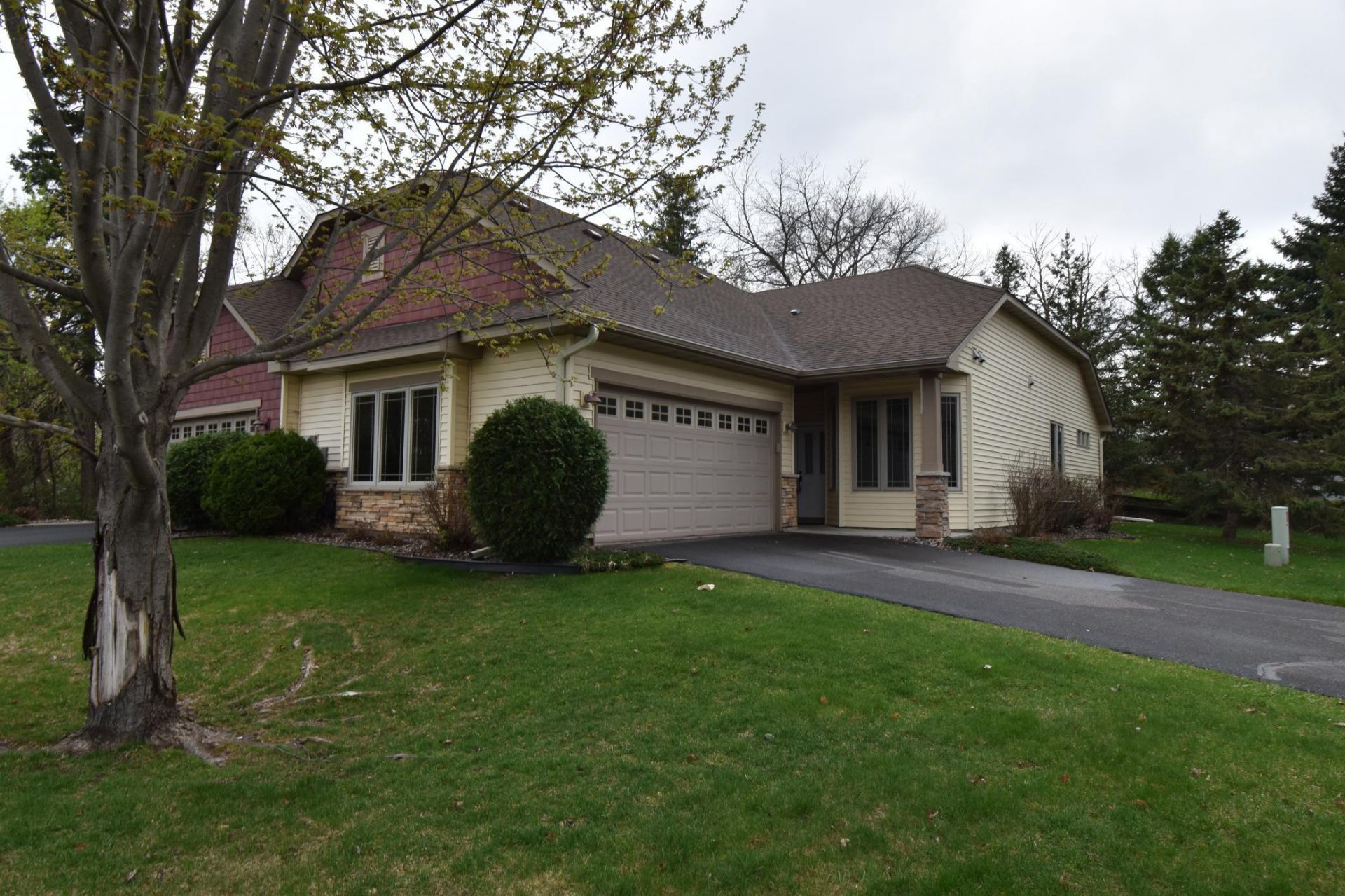 2318 Olivia Court E, Maplewood, MN 55119