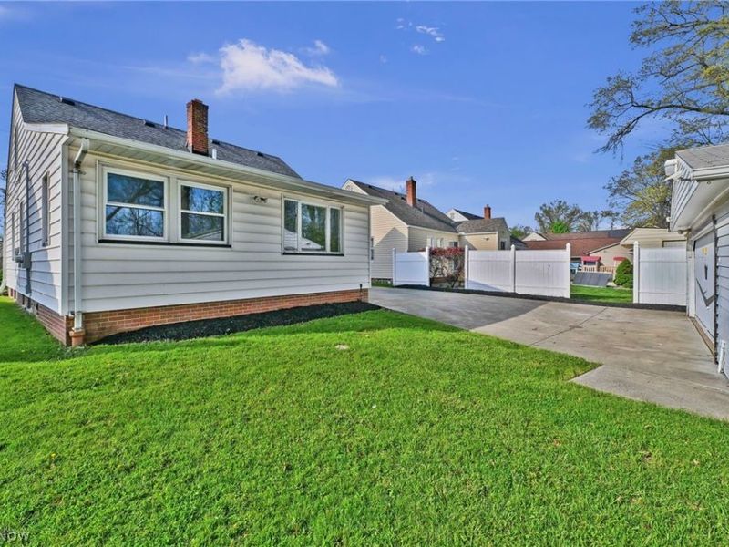 612 North Street, Brooklyn Heights, OH 44131 Photo 4