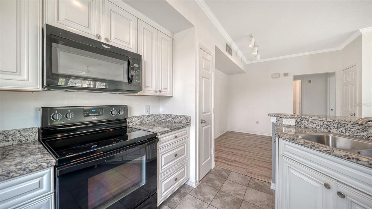 5501 Rosehill Road, Unit 105, Sarasota, FL 34233 Photo
