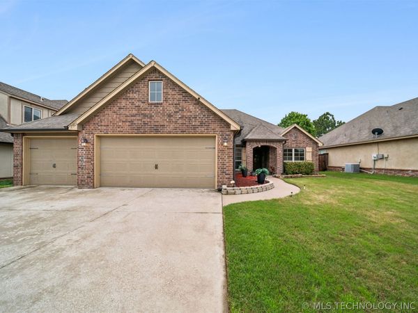 7404 E 83rd Street North , Owasso, OK 74055