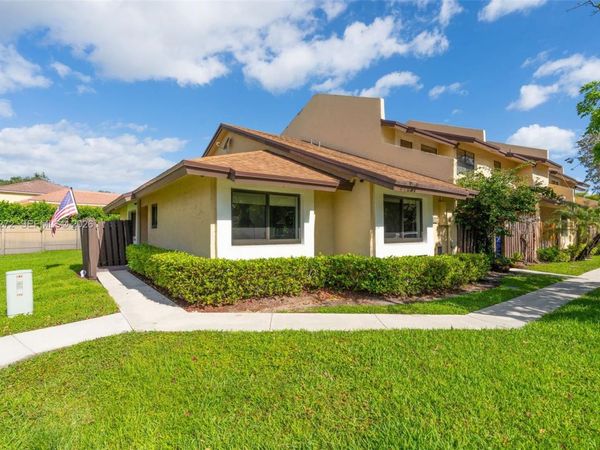 250 SW 97th Ter , Pembroke Pines, FL 33025