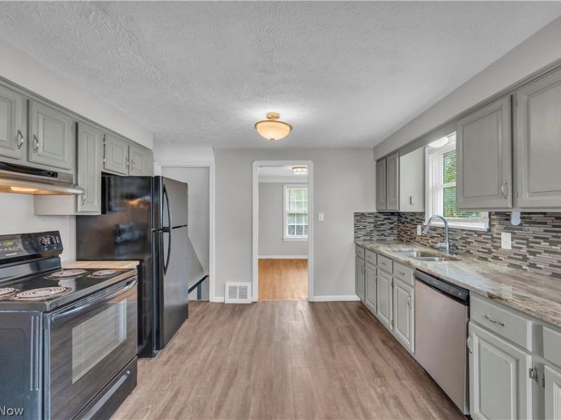 19702 Pawnee Avenue, Cleveland, OH 44119 Photo 10