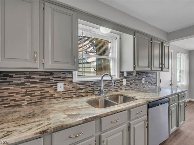 19702 Pawnee Avenue, Cleveland, OH 44119 Photo 11