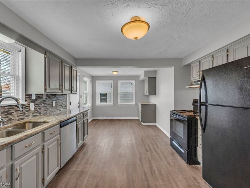 19702 Pawnee Avenue, Cleveland, OH 44119 Photo 12