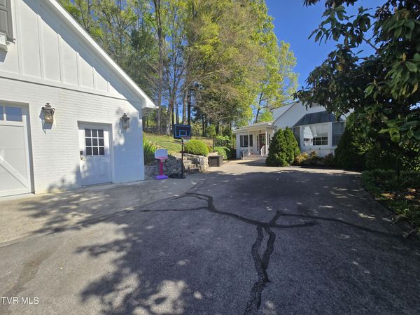 570 Valley Drive, Bristol, VA 24201