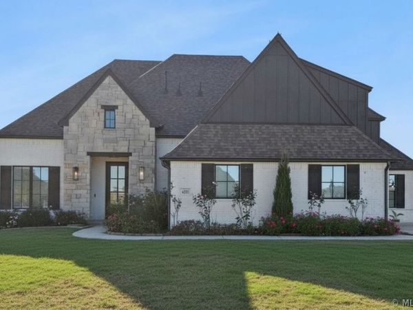 6131 N Creekwood Drive , Owasso, OK 74055