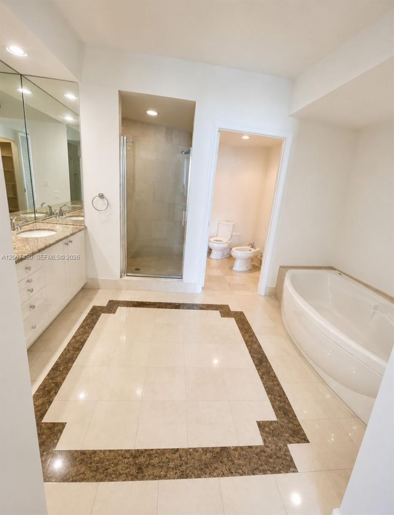 300 S Pointe Dr , Unit 3204, Miami Beach, FL 33139 Photo
