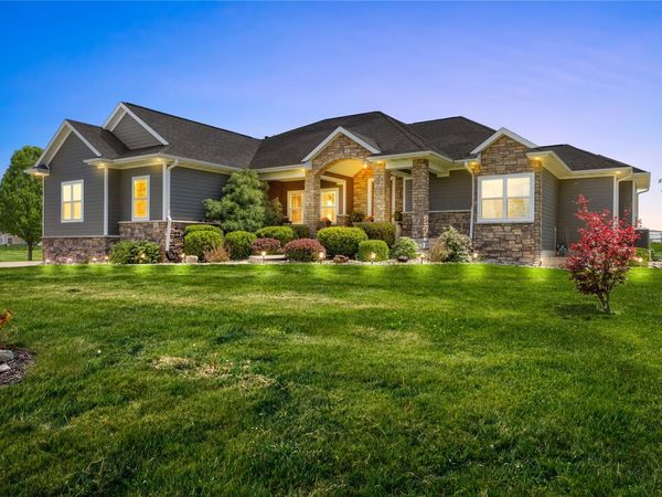 2097 Emmons Street, Hiawatha, IA 52233