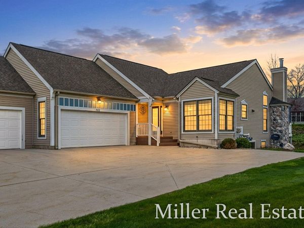 703 W Woodlawn Avenue, Hastings, MI 49058