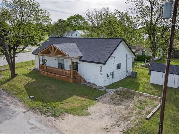 209 N Broad Street, Saint Jo, TX 76265