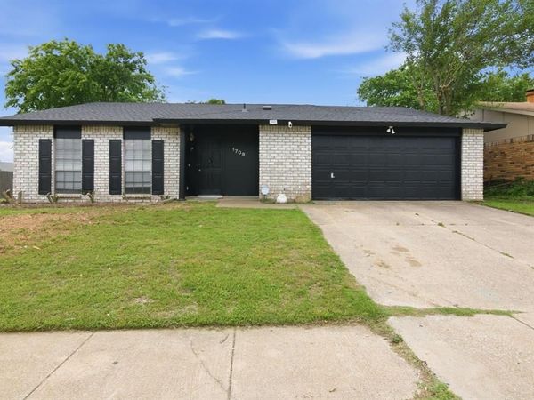 1709 Country Manor Road, Fort Worth, TX 76134