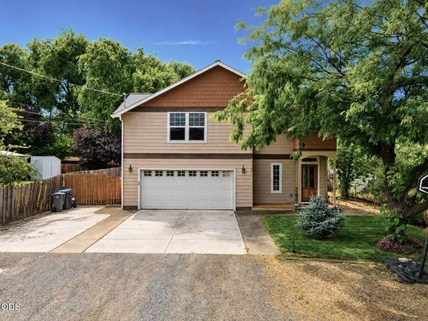 107 N 1st Street, Talent, OR 97540